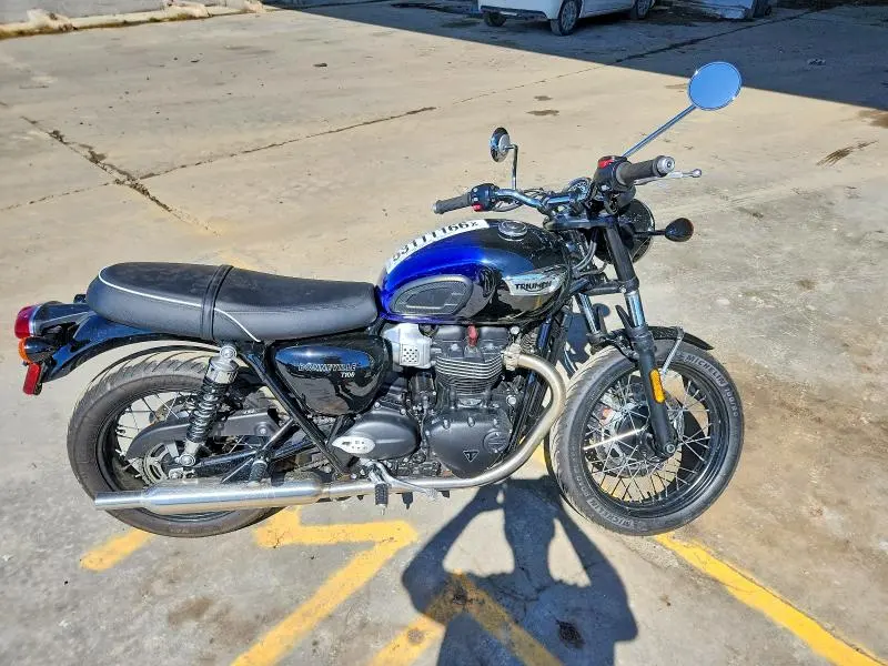 TRIUMPH BONNEVILLE 2024