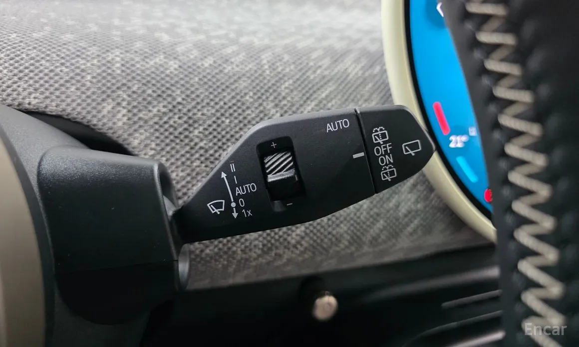 Mini Cooper 2025 SE Favoured
