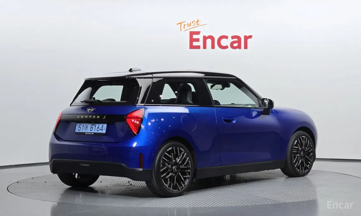 Mini Cooper 2025 SE Favoured