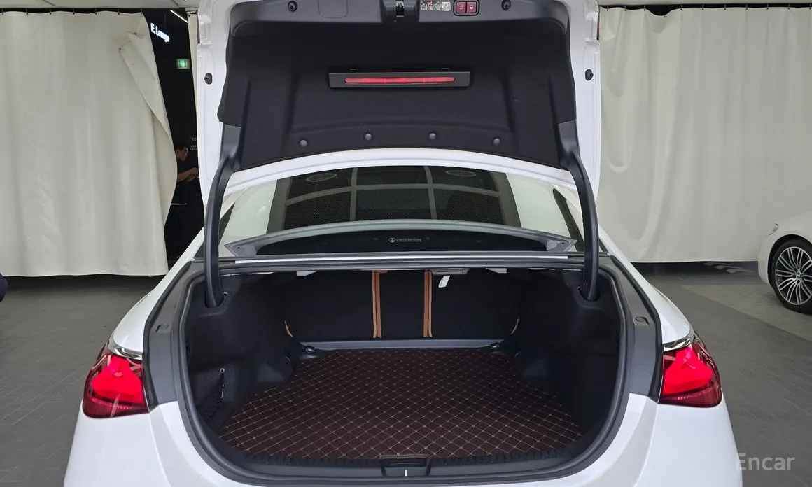 Фото 20 - Mercedes-Benz E-Class