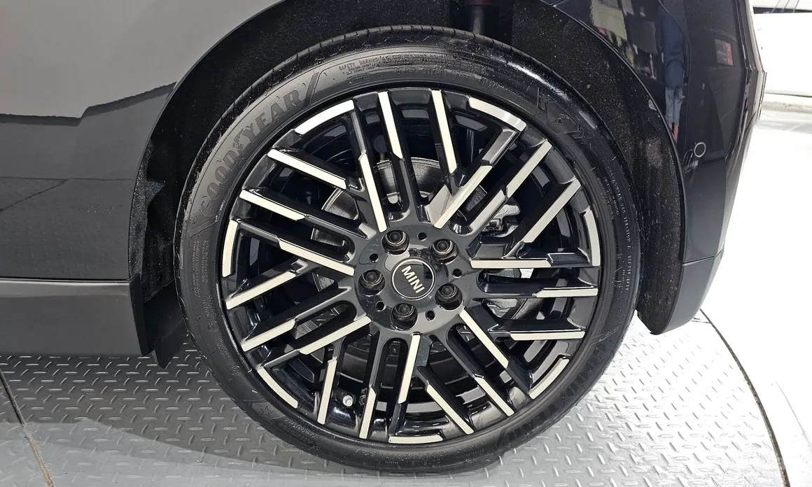 Mini Cooper 2025 SE Favoured