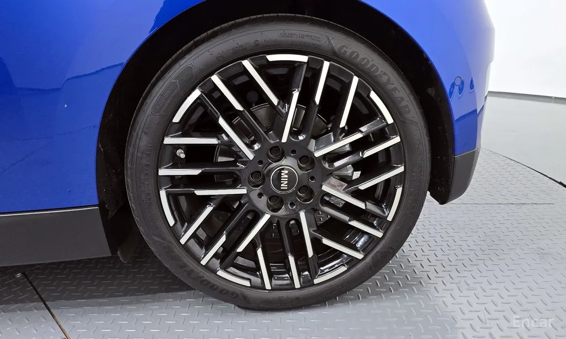 Mini Cooper 2025 SE Favoured