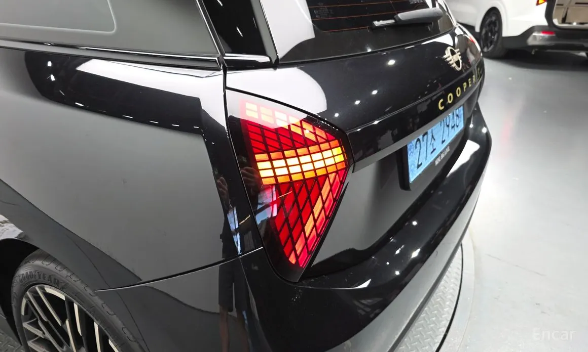 Mini Cooper 2025 SE Favoured