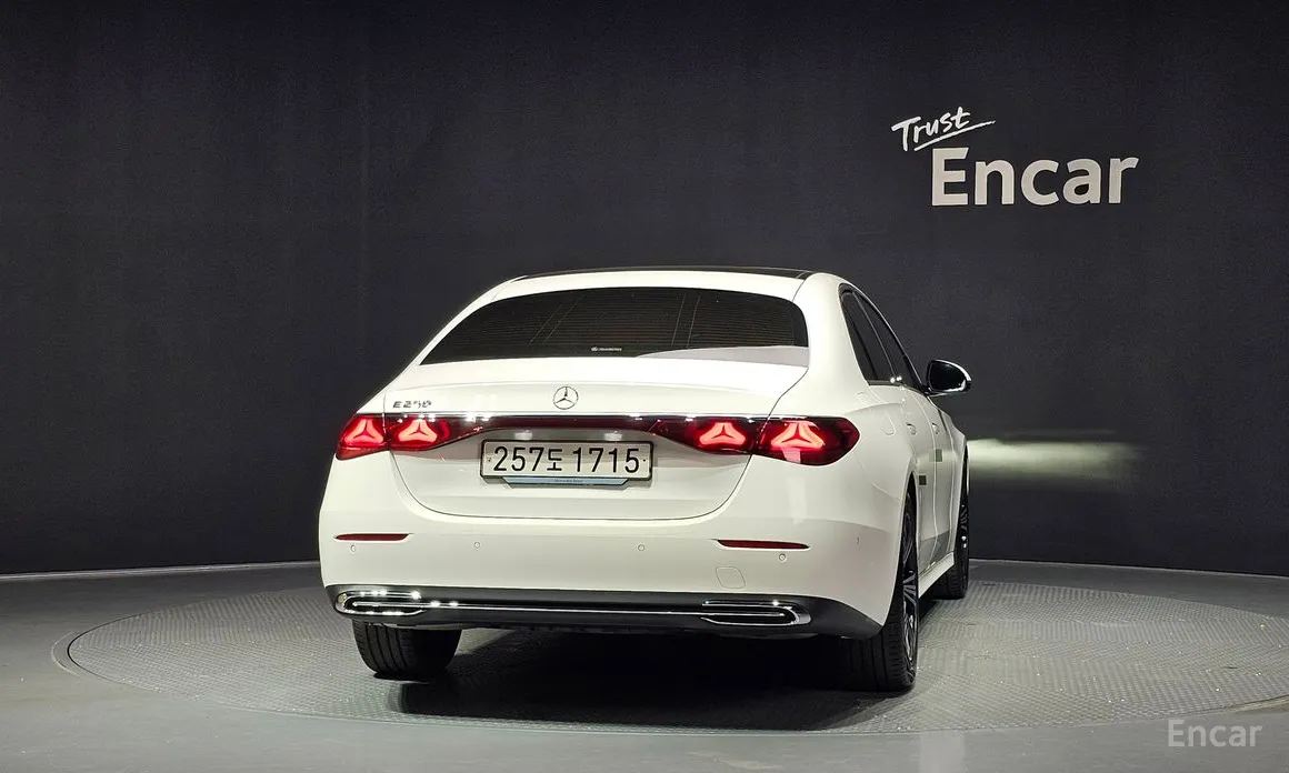 Фото 4 - Mercedes-Benz E-Class