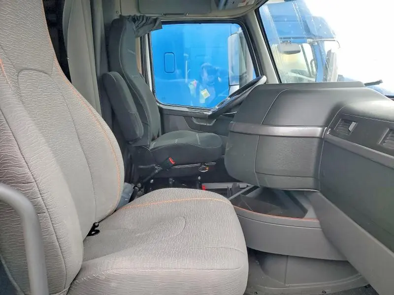 2020 VOLVO VN