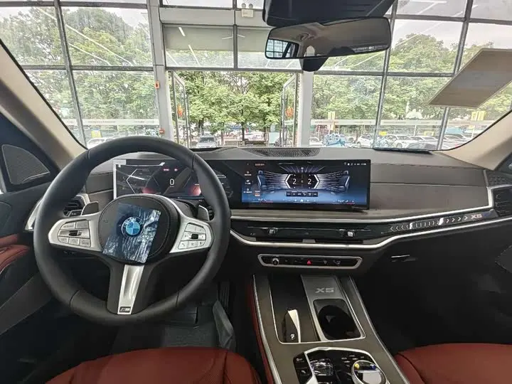 BMW X5 2026 2026款 xDrive 30Li 尊享型M运动曜夜套装