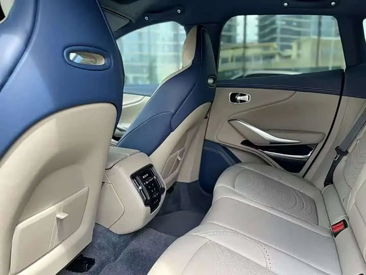 Aston Martin DBX 2023 2023款 4.0T V8 707