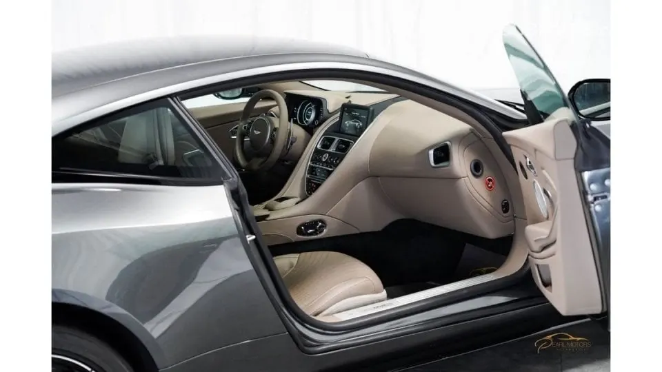 Aston Martin DB11 2021