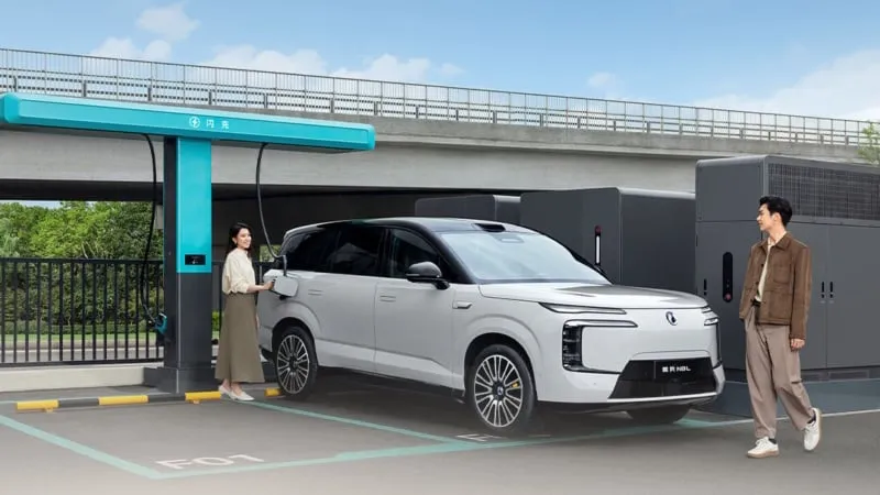 BYD представляет обновленный внедорожник Denza N8L PHEV в Китае, быстрая зарядка 728 кВт и автономный пробег 430 км по цене от 47,200 USD