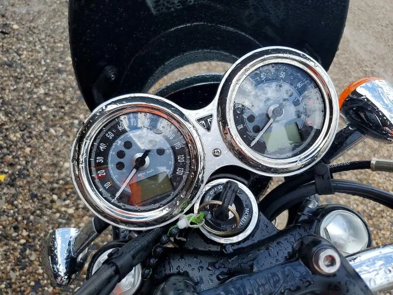 TRIUMPH BONNEVILLE 2024