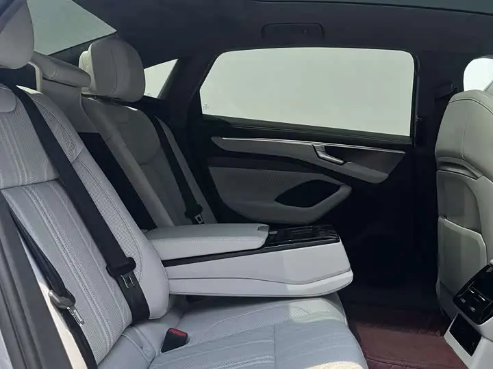 Audi A6L 2026 2026款 2.0T quattro 尊享型