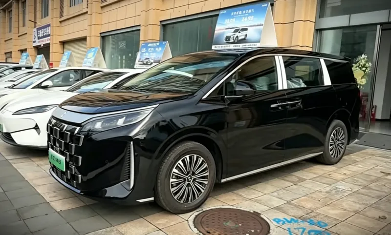 Флагманский гибридный фургон BYD Linghui M9 поступает в шоурумы перед официальным релизом