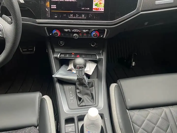 Audi Q3 2025 2025款 45周年典藏版 40TFSI RS套件燃速型