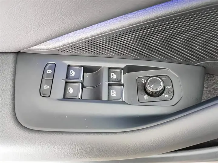 Volkswagen Magotan 2026 2026款 300TSI 尊享版显眼包